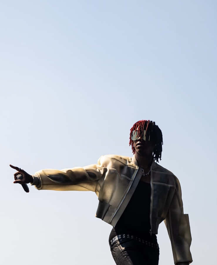 Uomo Silhouette che Punta contro il Cielo