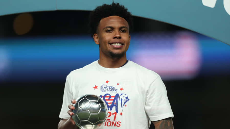 Weston McKennie con un Pallone da Calcio