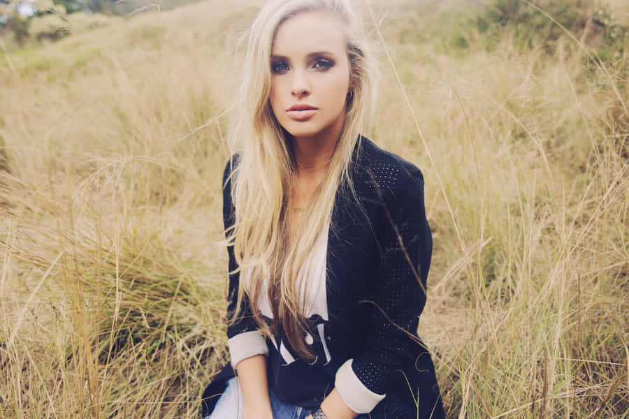 Blonde Frau im Feld Porträt
