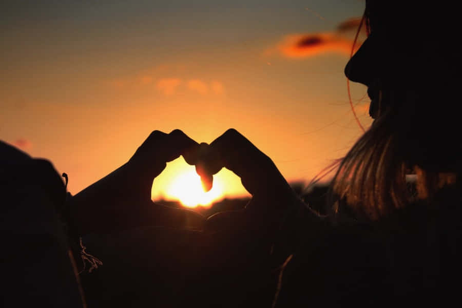 Elegantesilhouette di un cuore in un sereno tramonto.