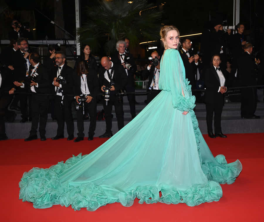 Elegante Vestido Verde no Tapete Vermelho