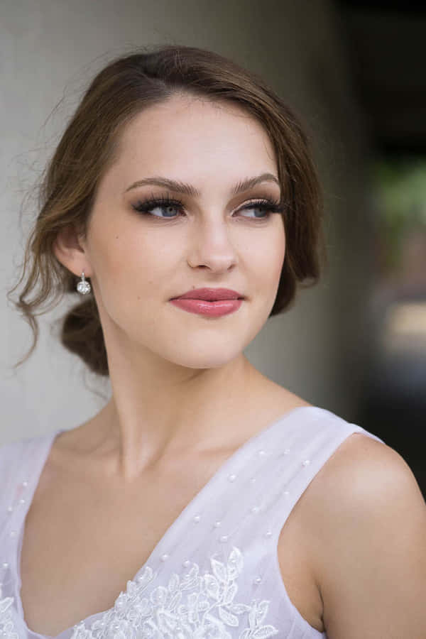 einewunderschöne Frau, die ein weißes Kleid und Make-up trägt