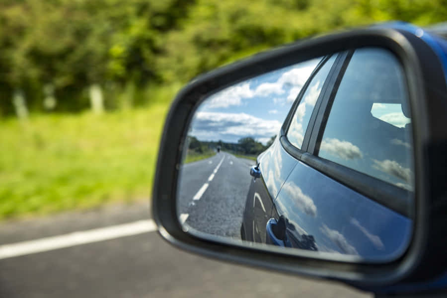 Bildder Straßenreflexion im Seitenspiegel