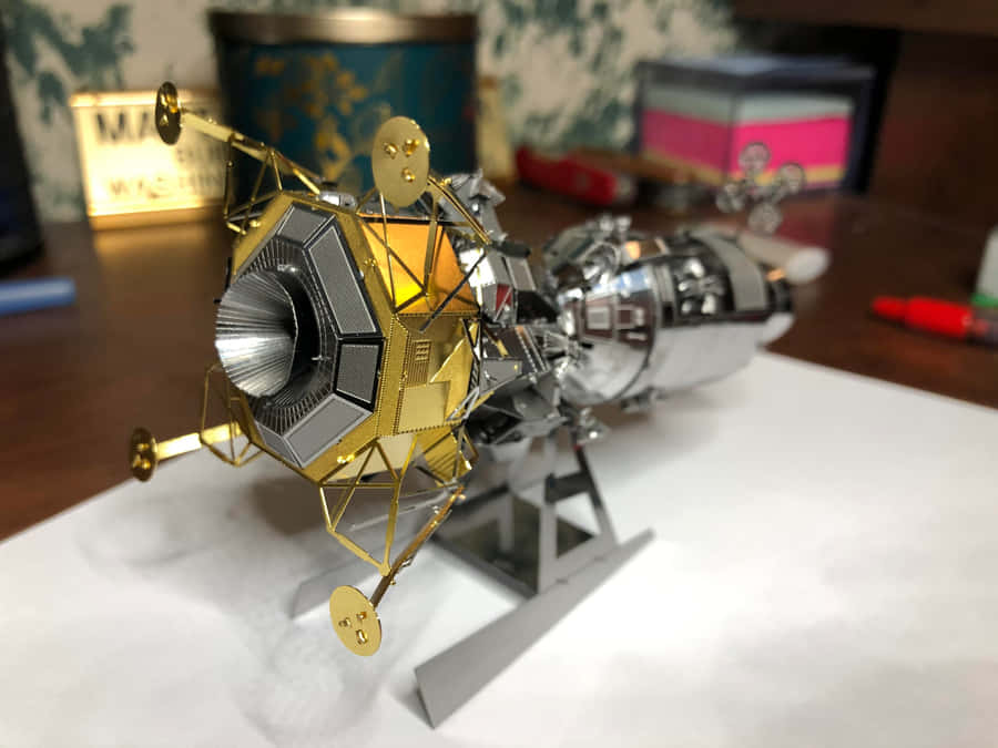 Modello di Modulo Lunare su Scrivania