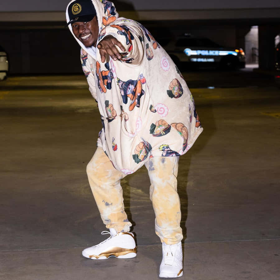 Pose alla Moda con Felpa e Sneakers