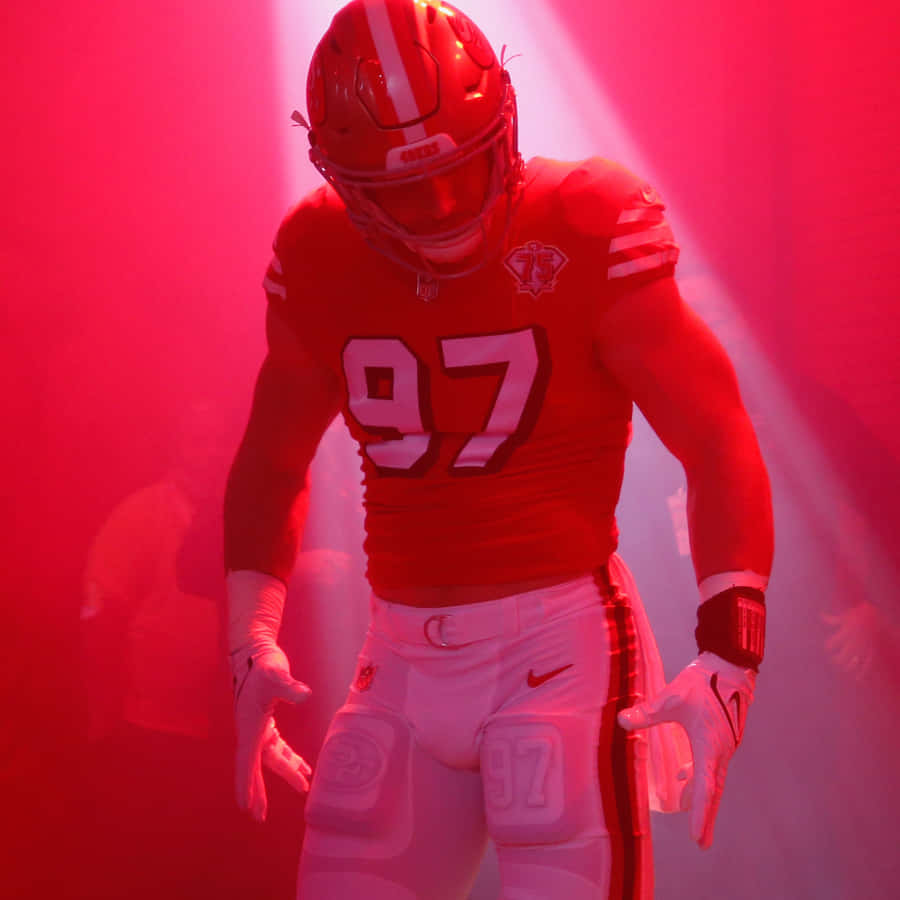SanFrancisco 49ers il difensore Nick Bosa si riscalda prima di una partita.