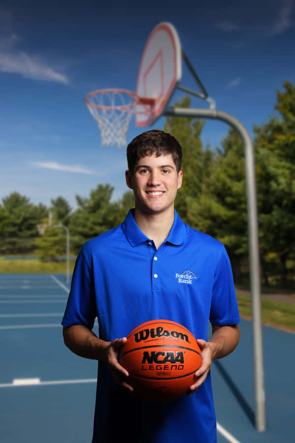 Junger Basketballspieler auf dem Freiplatz
