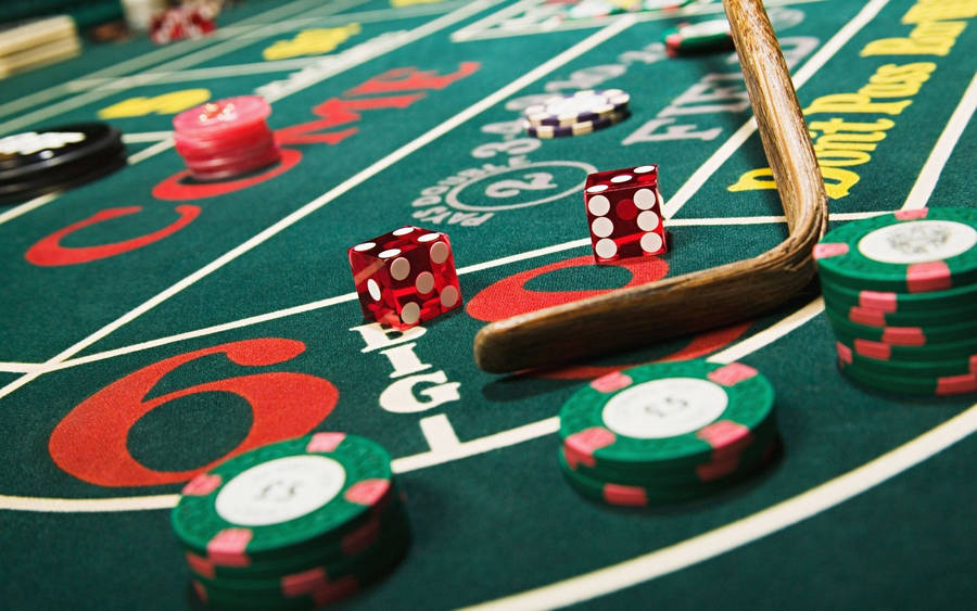 Baccaratspillebord Grønne pokerchips Røde terninger
