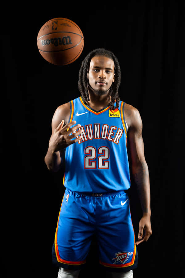 Giocatore di Basket che Fa Ruotare la Palla in Uniforme Oklahoma City Thunder