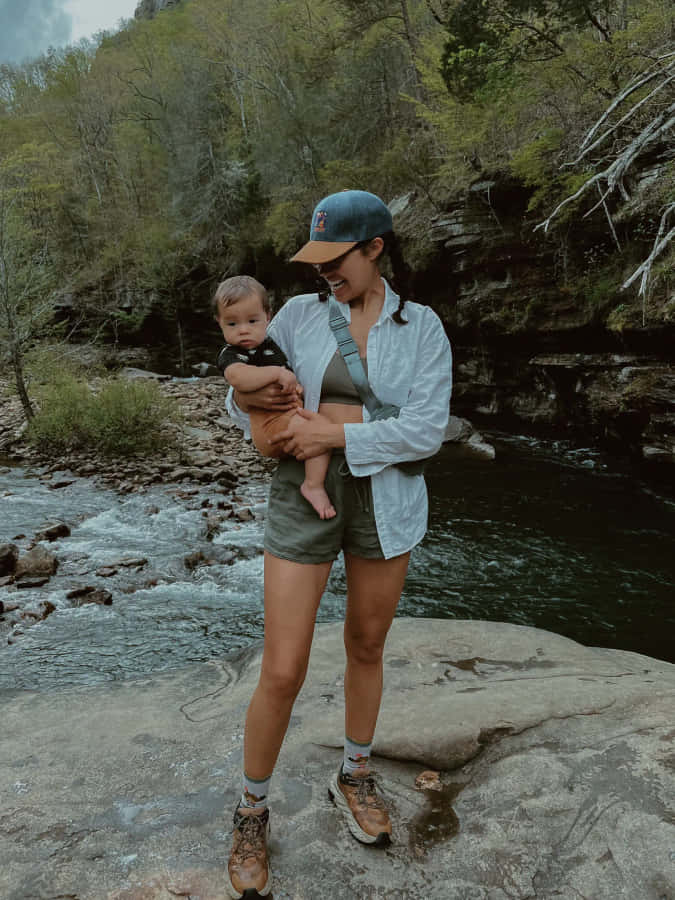 Madre e Bambino in Connessione con la Natura