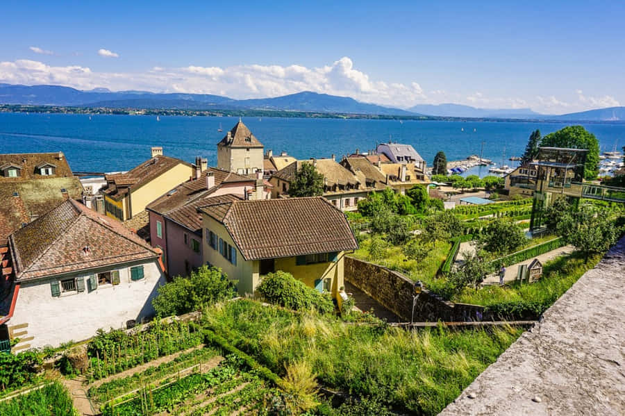 Ruhiger Genfersee mit Nyon Stadtansicht bei Dämmerung