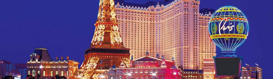 Edifíciosluminosos de hotéis em Paris Las Vegas.