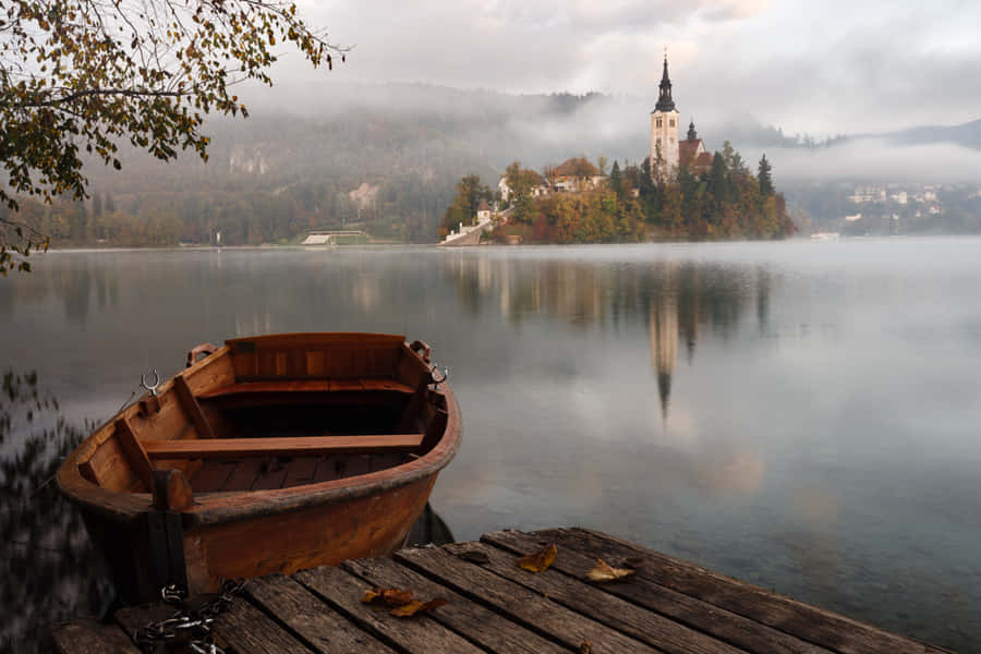 Enbåt förtöjd vid en kaj i sjön Bled.