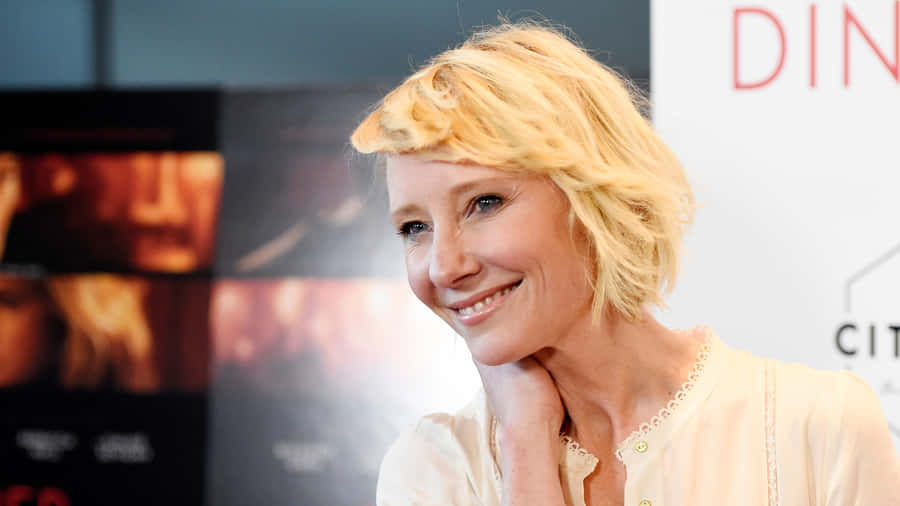 "AnneHeche Movie Premiere" in Portuguese would be "Estreia do Filme de Anne Heche". Quando se trata de imagens de fundo de computador ou celular, você pode usar a imagem dessa estreia como seu papel de parede!