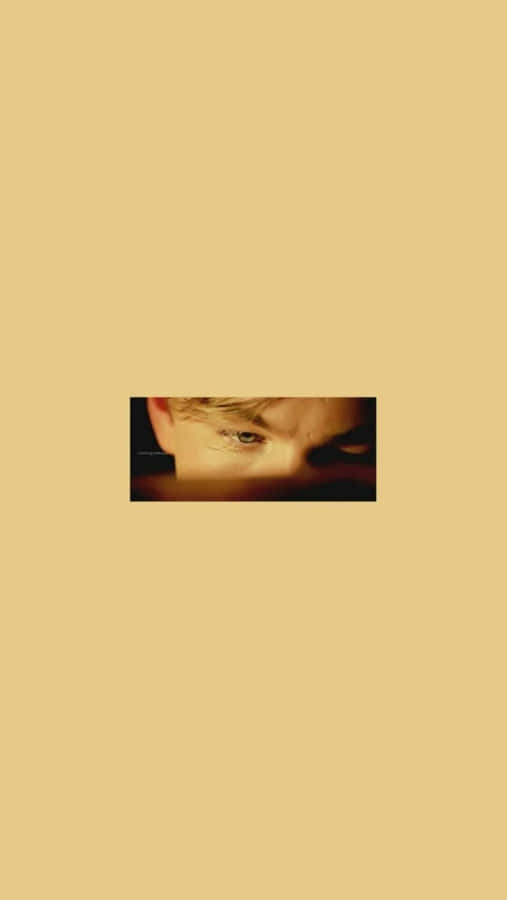 Olhar Misterioso com Fundo Amarelo Pastel