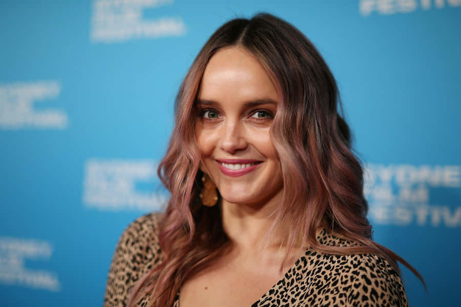 Rebecca Breeds sorridente all'evento