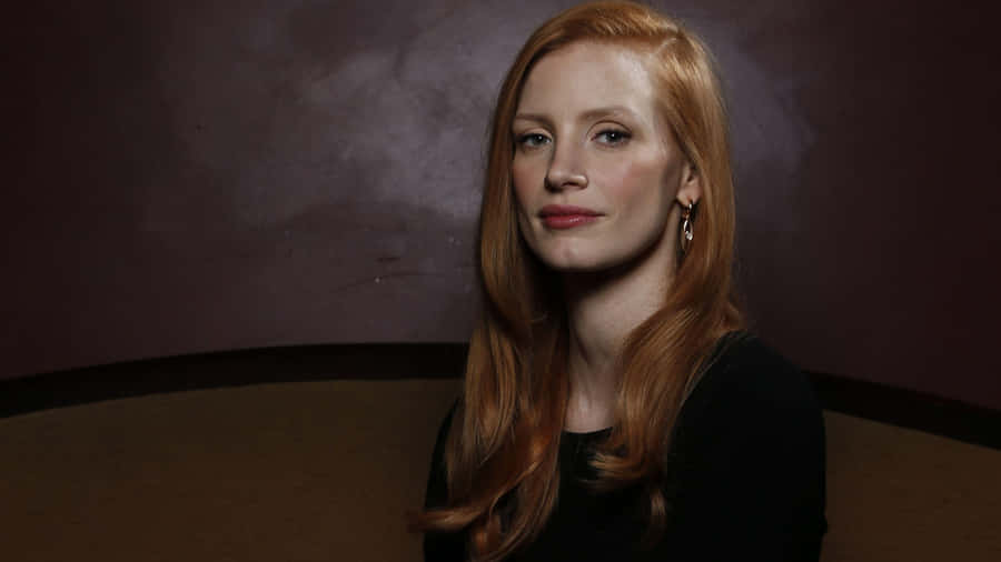 JessicaChastain posa elegantemente in un meraviglioso vestito blu.