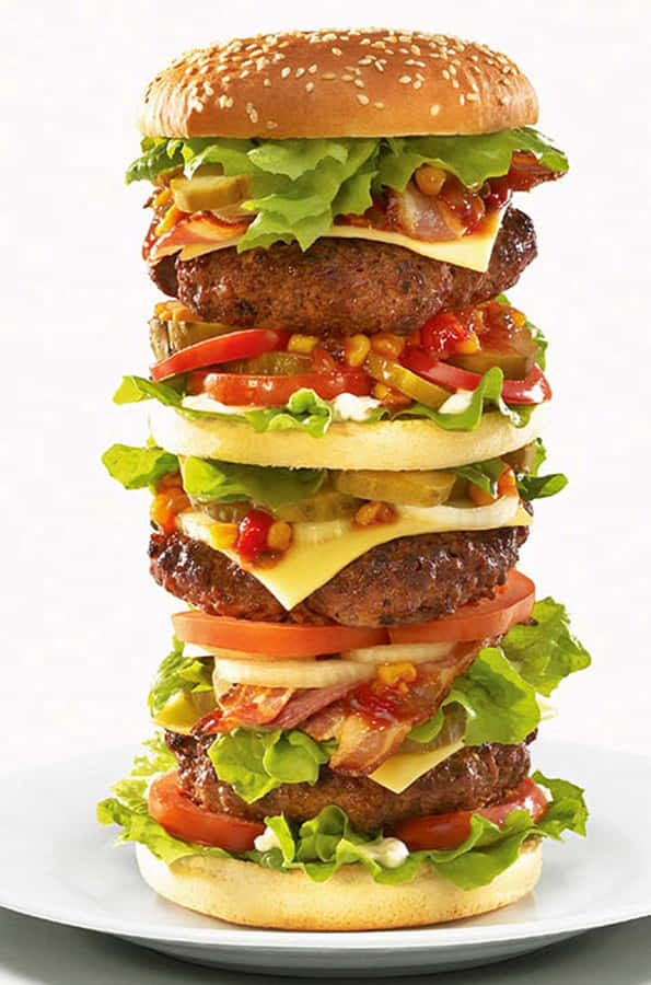 EinBurger mit Salat, Tomaten und Speck obendrauf