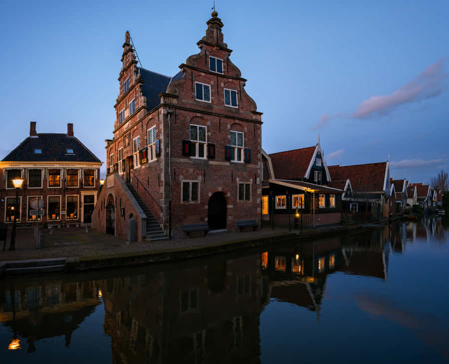 Delft Historisches Gebäude bei Dämmerung