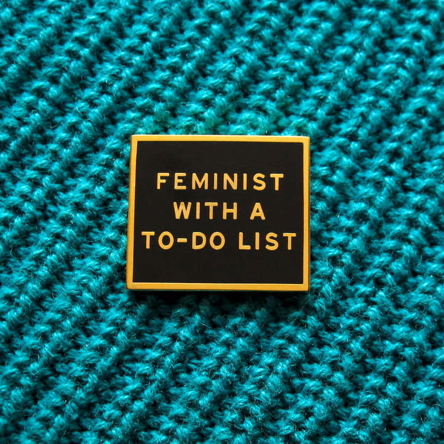 Pin de Esmalte Feminista em Fundo de Malha Verde-água