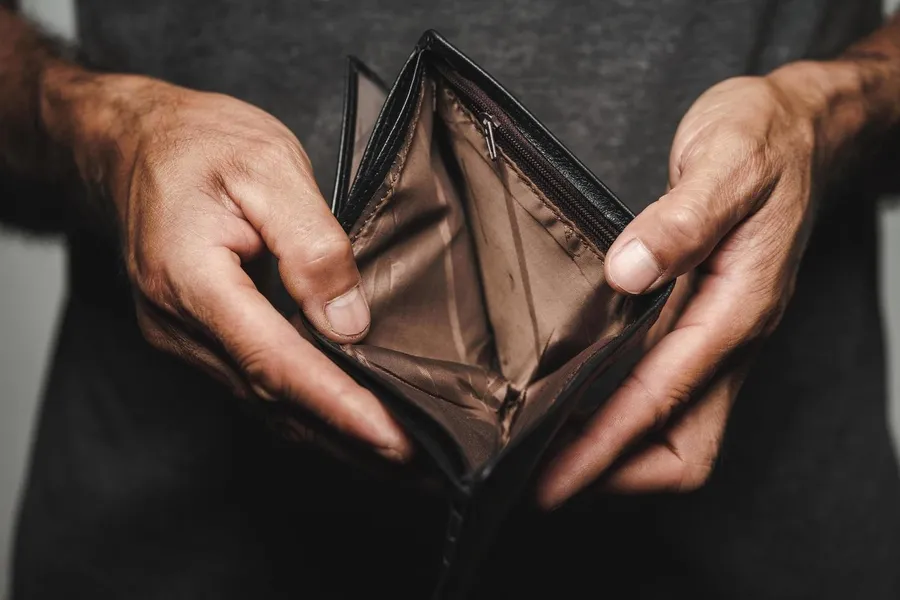 Empty Wallet Heldin Hands
