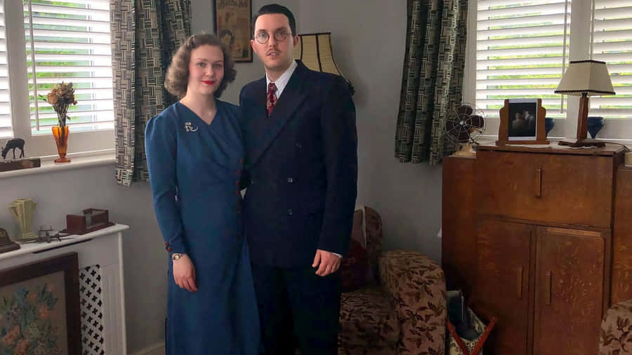 Coppia degli Anni '40 in Abbigliamento Classico