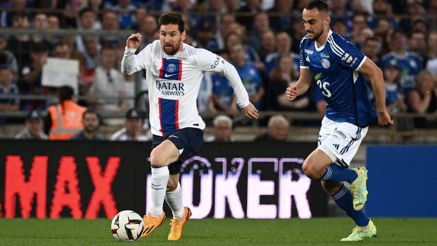 Messi em Ação Driblando o Defensor