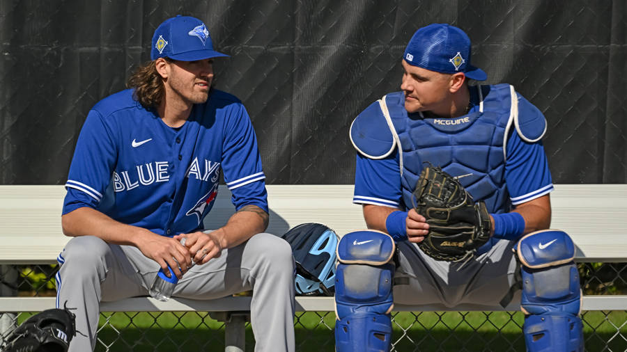 KevinGausman fra Toronto Blue Jays sidder på en bænk.