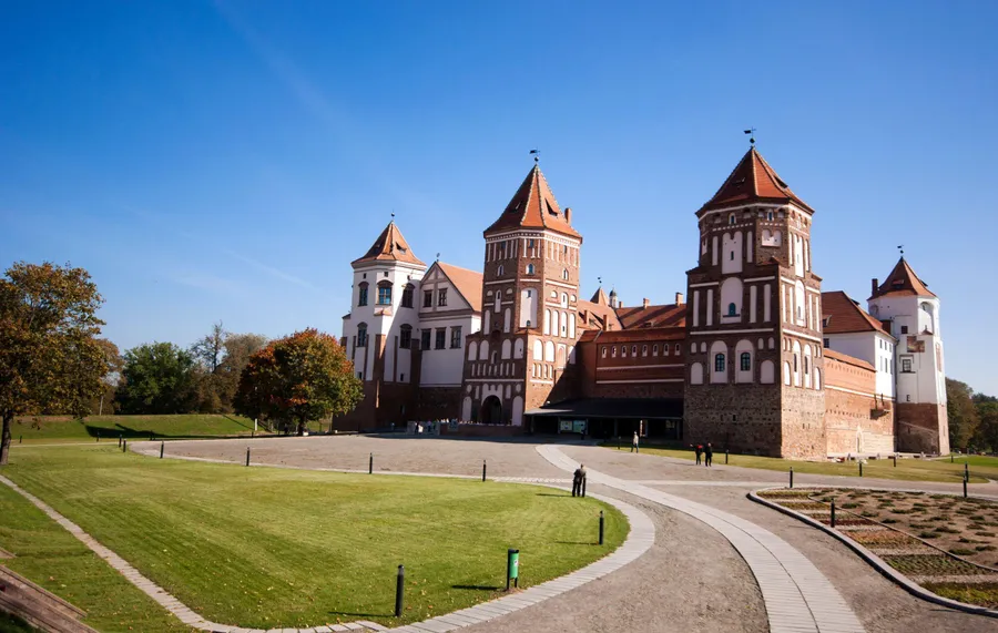 Belarus Castle Driveway