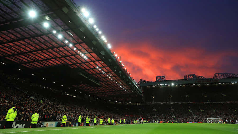 Silhouette des Old Trafford Stadions bei Sonnenuntergang