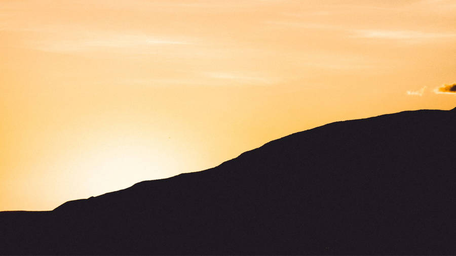 Silhouettefresca dei monti al tramonto