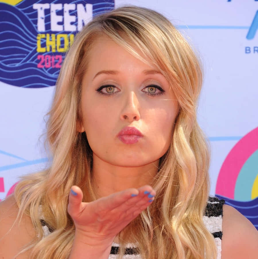 Megan Park che Soffia un Bacio ai Teen Choice Awards