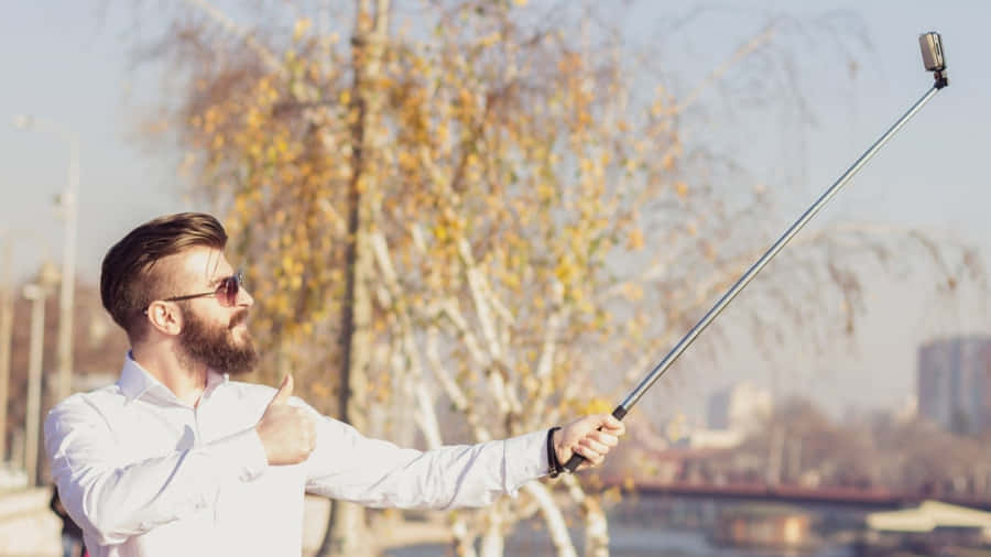 EitlerMann mit einem Selfie-Stick.
