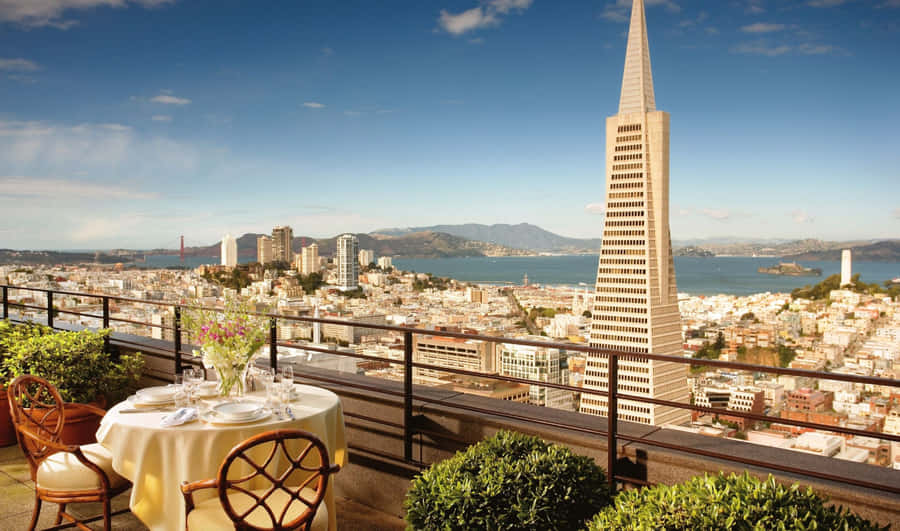 "Den gyldne løftebue giver et perfekt udsyn til San Franciscos skyline."