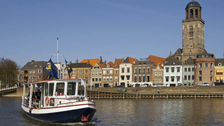 Deventer Fluss IJssel Fähre und Lebuinus Kirche