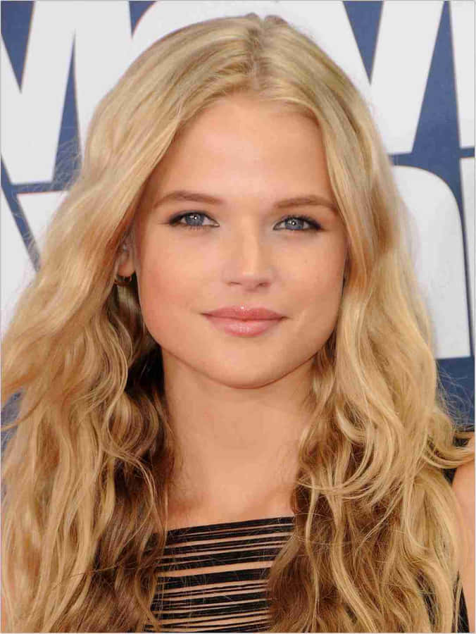 Gabriella Wilde Porträt mit blonden Haaren