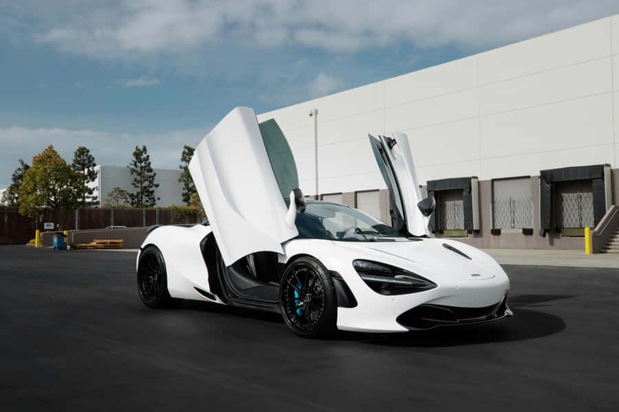 McLaren 720 S Bianca con Porte Aperte