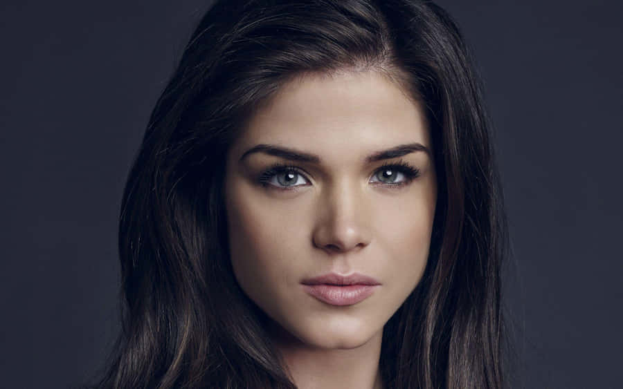 Ritratto Intenso di Marie Avgeropoulos