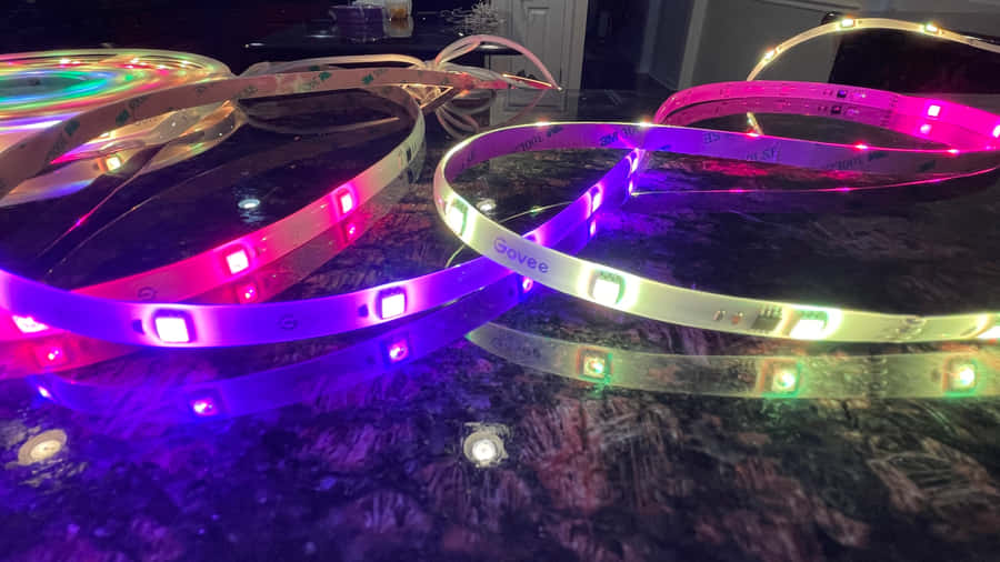 Einbuntes LED-Band auf einer Theke.