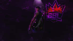 Uma atleta de esports feminina em armadura escura fica ao lado de um logotipo de coroa BBL Esports brilhante em uma arena roxa. — Valorant 4K Papéis de Parede