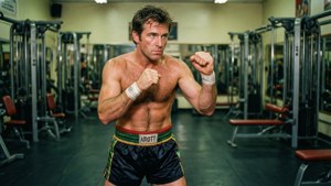 David Abbott fazendo sombra boxe em um ginásio retro dos anos 90.