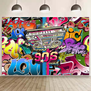 Un murale di graffiti colorato con un boombox e testo anni '90 su una parete sotto lampade a sospensione.
