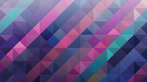 Papier peint géométrique abstrait avec des triangles diagonaux dans des teintes violet, rose et sarcelle.