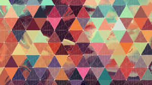Abstraktes geometrisches Muster aus bunten Dreiecken mit weichen Pinselstrukturen und weißen Gitterlinien. — Abstract Triangle Wallpaper