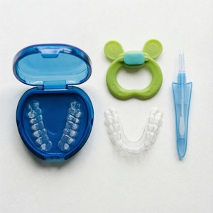 Flat-Lay-Komposition von Invisalign-Zubehör.