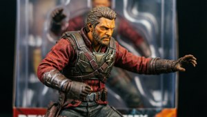 Primo piano dell'action figure di Rey Fenix in posizione dinamica.