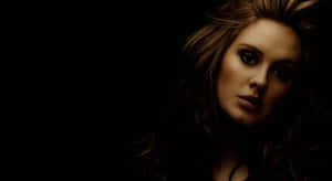 Una donna con capelli scuri fissa intensamente su uno sfondo nero. — Adele Sfondi