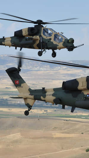 Två turkiska militärhelikoptrar flyger lågt över ett ökenlandskap med berg i bakgrunden. — HD Jumbo Jets Bakgrund Bakgrunder