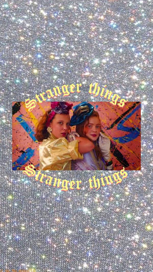 Duas garotas em trajes vintage em um fundo cintilante de campo estrelado com texto Stranger Things. — Aesthetic Stranger Things Eleven Papéis de Parede