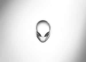 Logotipo elegante de cabeça de alienígena prateado em fundo branco gradiente — Alienware Papéis de Parede